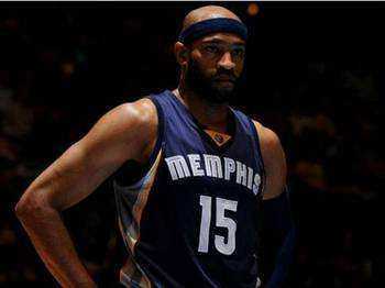 意甲球员在第12轮比赛中涂上红色面彩，向针对女性的暴力说不